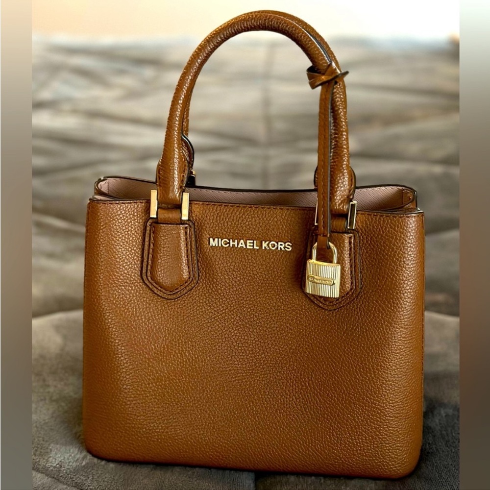 Authentic Michael Kors Satchel Purse. Gold Hardware